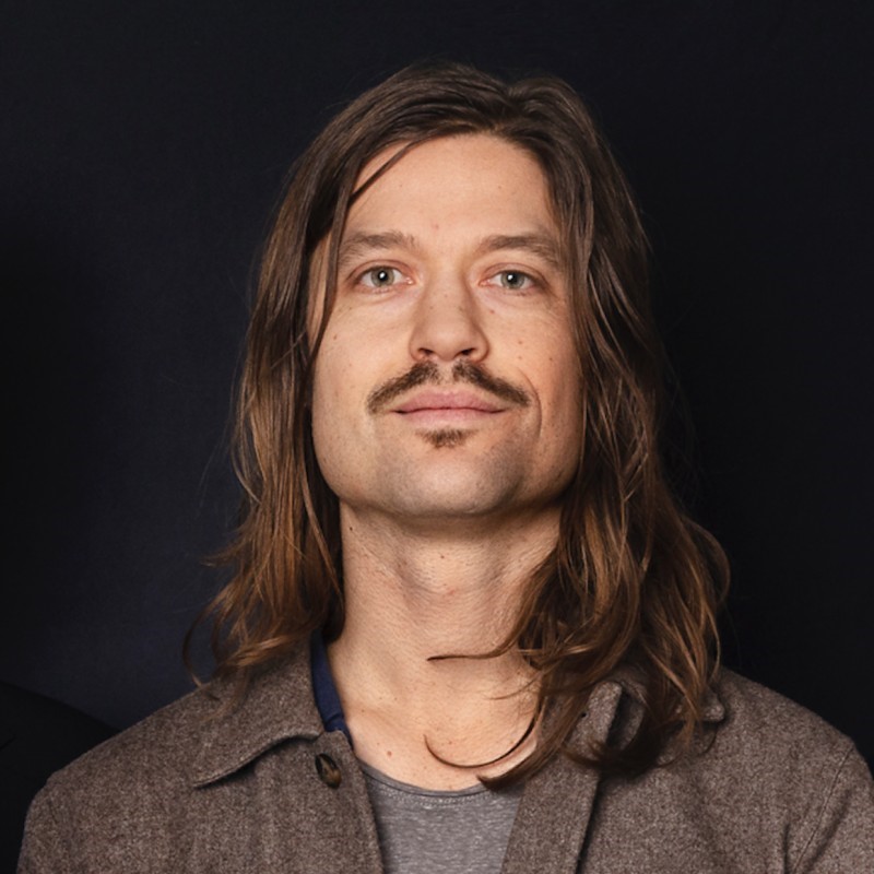 Portrait of Carl B&auml;rstad with a black background