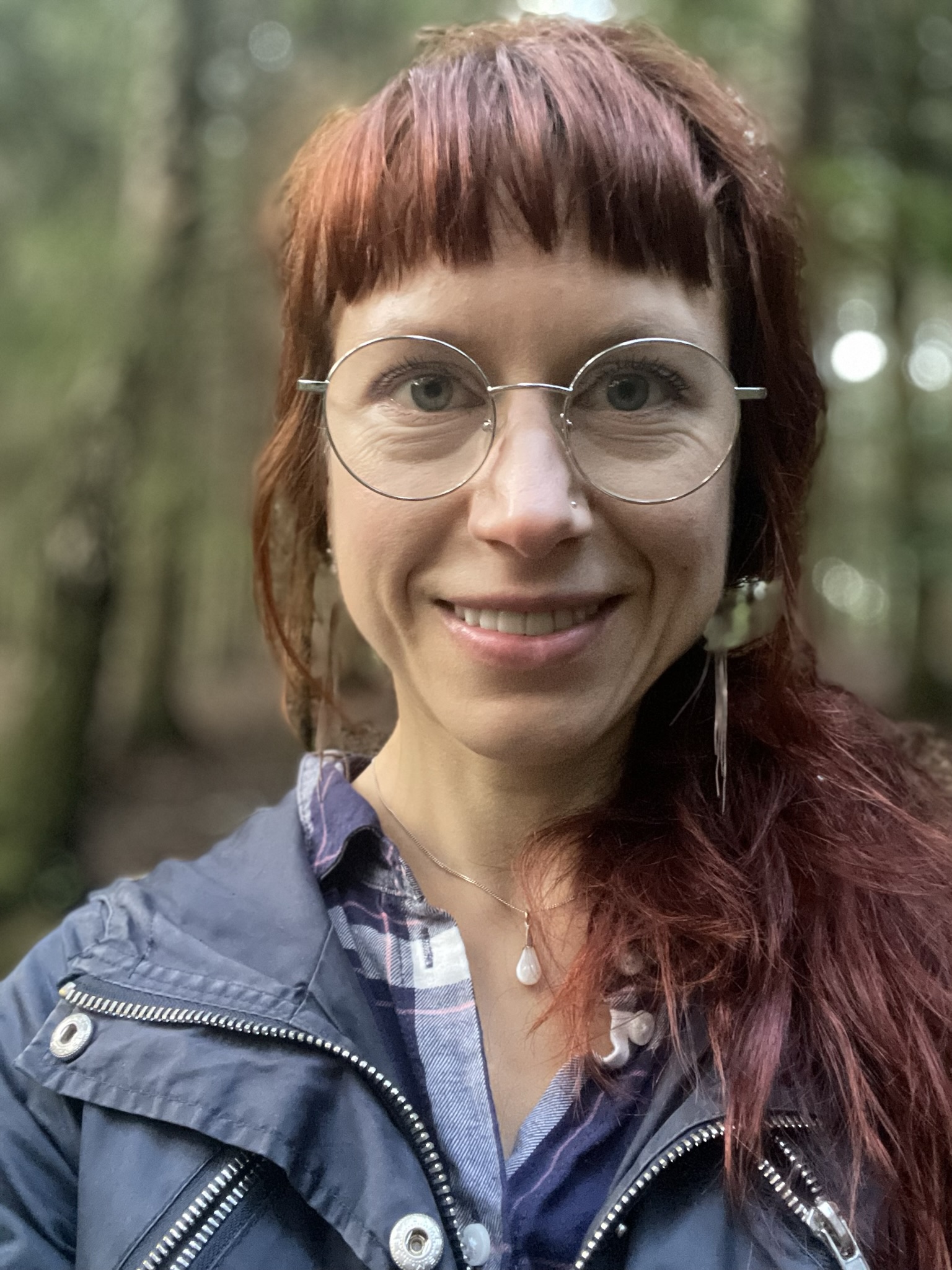Portrait of Ida Isaksson with trees the background.