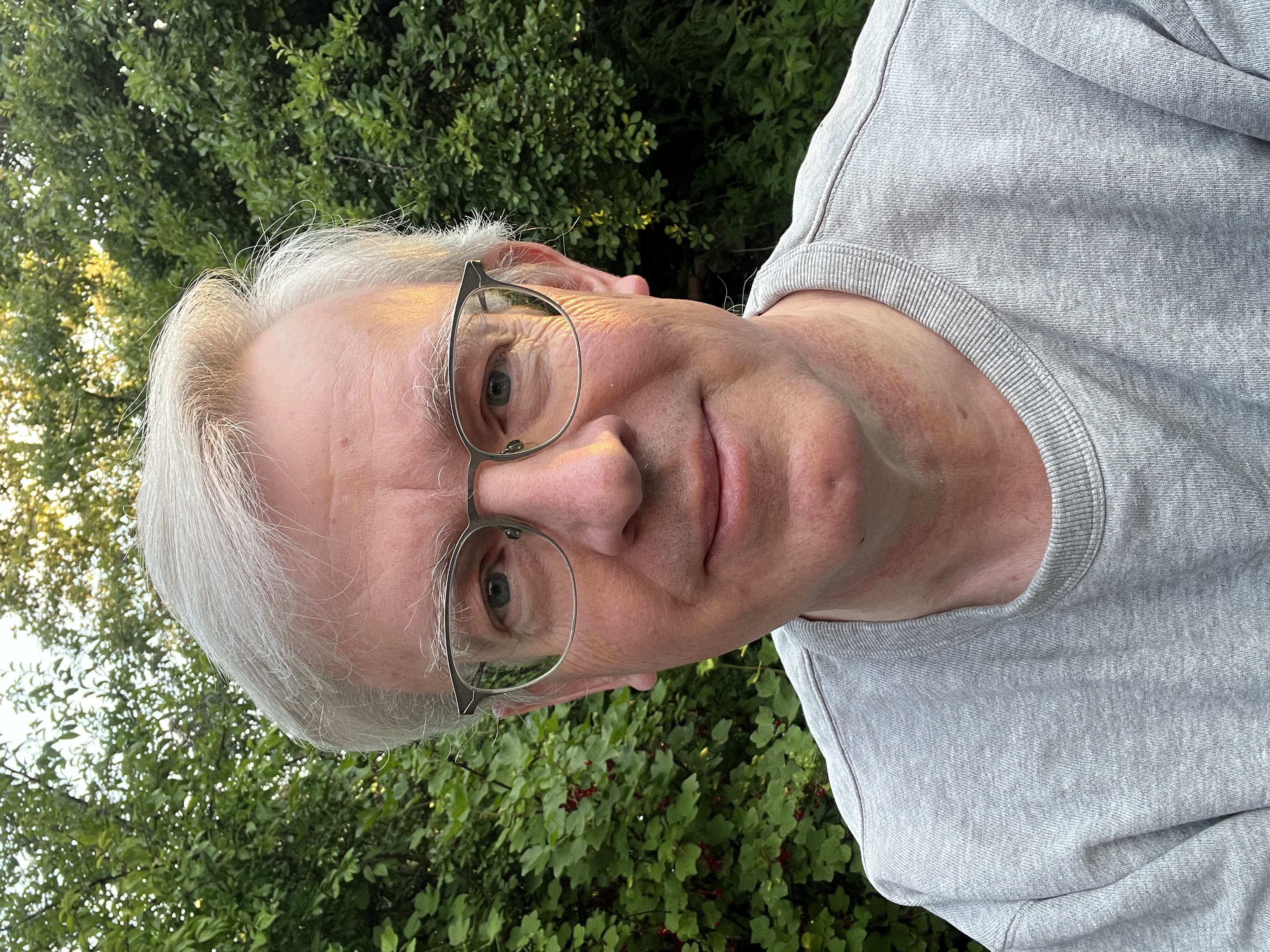 Portrait of Joachim Persson with trees in the background.